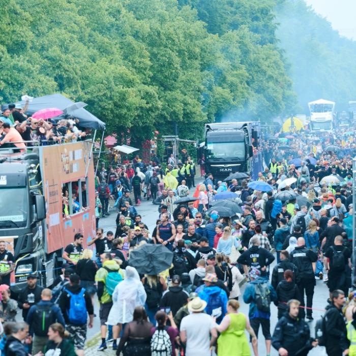 Rettungskräfte alarmiert - Hunderte Verletzte nach Techno-Parade