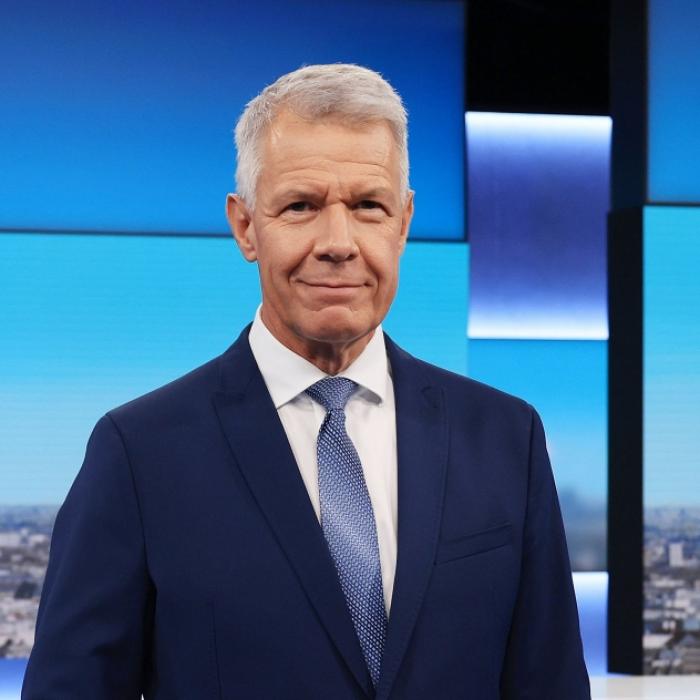HIER ist der Moderator im Fernsehen zu sehen
