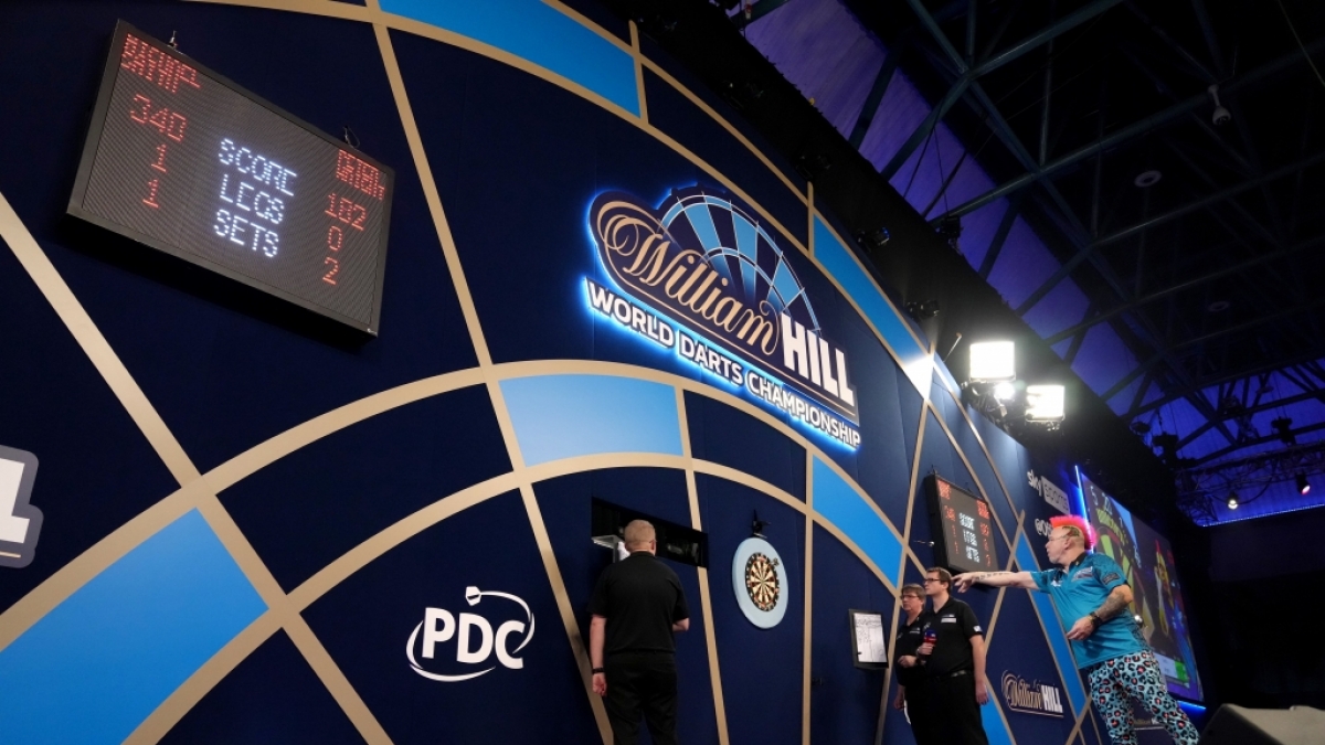 Ab Mitte Dezember fliegen im Alexandra Palace wieder die Pfeile bei der Darts-WM - eine Alternative f&uuml;r alle Sportfans, die keine Lust auf die Winter-Fu&szlig;ball-WM haben. (Foto)