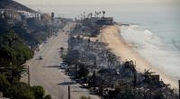 Nach dem Palisades-Feuer in Malibu, Kalifornien, schwelen die Häuser am Strand.