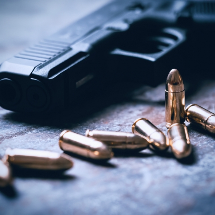 Mädchen (2) schießt sich mit Papas Waffe in den Kopf - Vater festgenommen