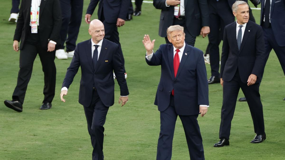 FIFA-Pr&auml;sident Gianni Infantino und US-Pr&auml;sident Donald Trump gehen vor der Siegerehrung &uuml;ber den Rasen. (Foto)