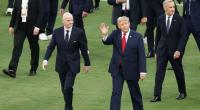 FIFA-Präsident Gianni Infantino und US-Präsident Donald Trump gehen vor der Siegerehrung über den Rasen.