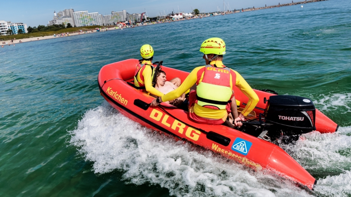 Die DLRG meldet einen Notfall mit einer Person im Wasser (Symbolbild). (Foto)