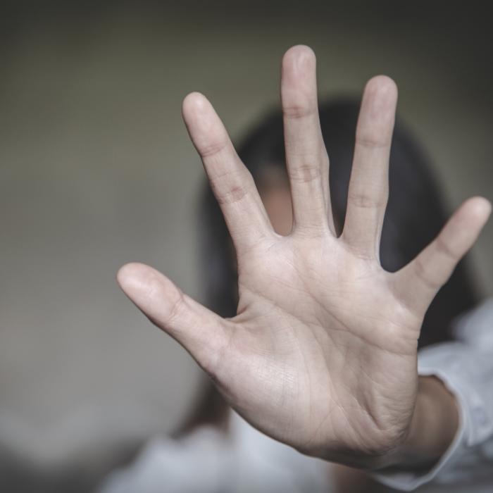 Frau vor den Augen ihres Mannes von Männergruppe vergewaltigt