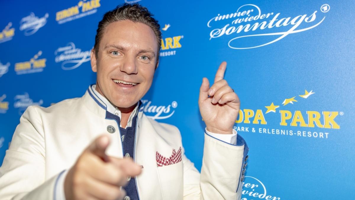 Stefan Mross begr&uuml;&szlig;t seine Fans auch im Sommer 2019 bei "Immer wieder sonntags". (Foto)