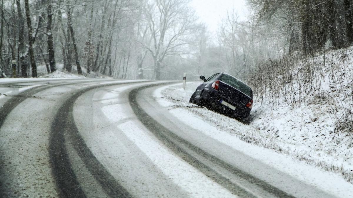 Im Kreis D&uuml;ren starb jetzt ein 23-j&auml;hriger Unfallfahrer. Er lag eine Stunde lang nach seinem Crash in der Eisesk&auml;lte. (Symbolbild) (Foto)