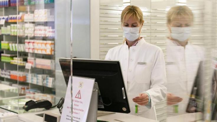 Viele Apotheken und Einzelhändler schützen ihre Mitarbeiter mit den Scheiben vor einer Ansteckung mit Corona.