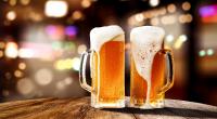 In einem englischen Pub scheint ein frecher Geist sein Unwesen zu treiben. Das übernatürliche Wesen wirft gern Biergläser um.