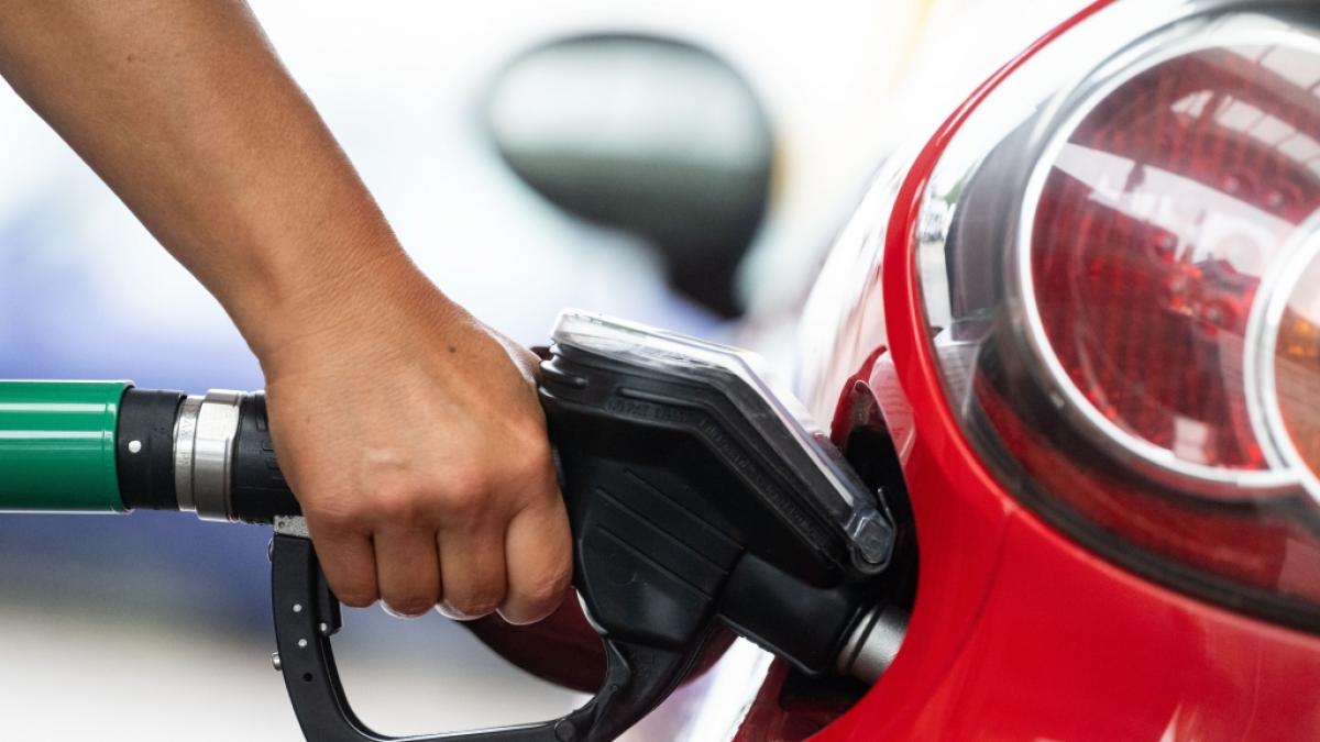 Wer in diesem Jahr mit dem Auto in den Urlaub f&auml;hrt, sollte wenn m&ouml;glich nicht in Deutschland tanken. (Foto)
