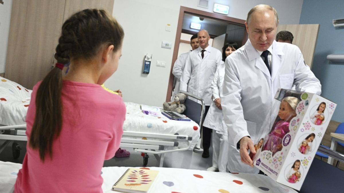 Wladimir Putin bei einem Besuch im "Dmitry Rogachev Nationale Forschungszentrum f&uuml;r p&auml;diatrische H&auml;matologie, Onkologie und Immunologie". (Foto)