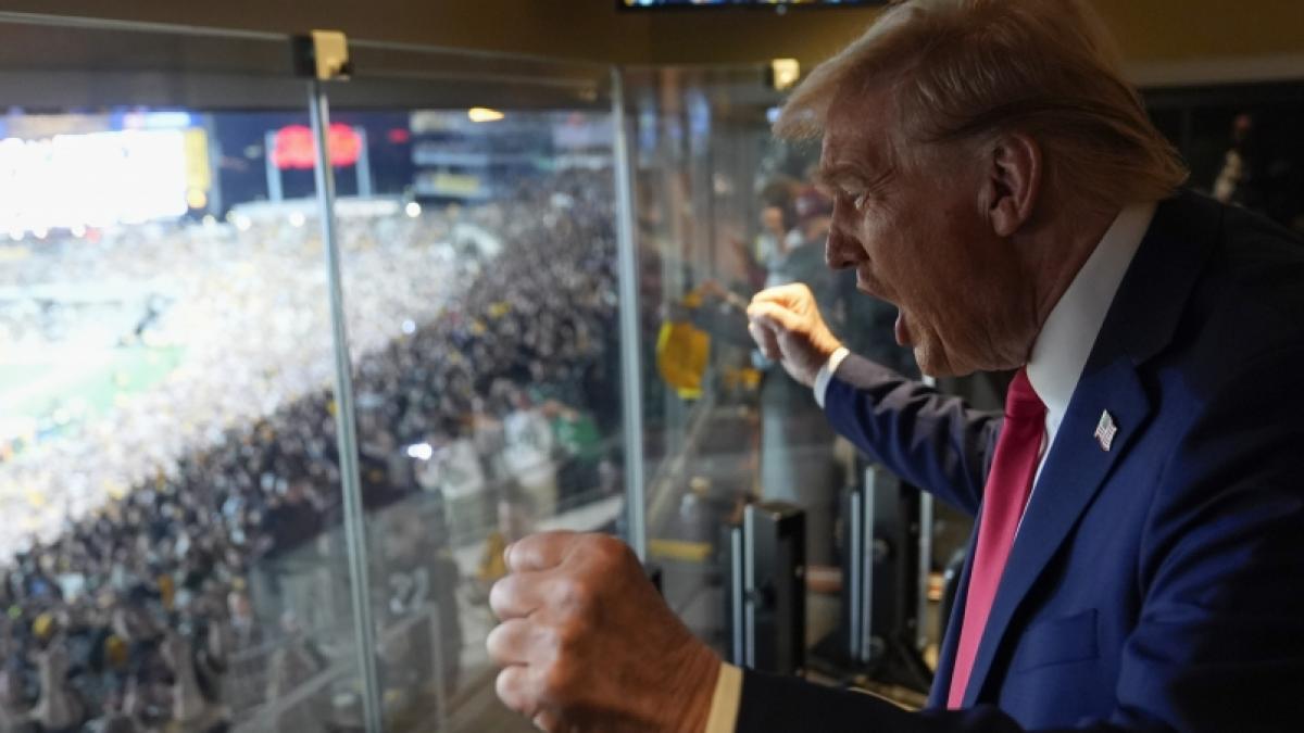 Im Wahlkampf gibt Donald Trump wirklich alles und l&auml;sst auch die Muskeln spielen. (Foto)