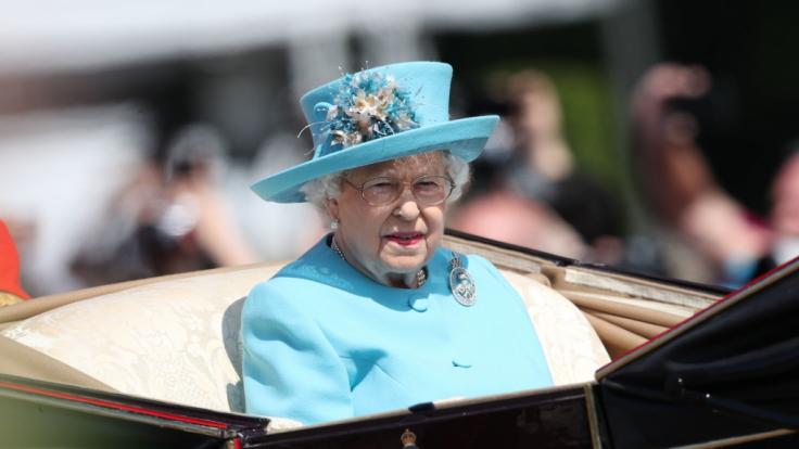 Queen Elizabeth Ii Unfassbar Queen Mit 99 Aus Palast Geworfen News De