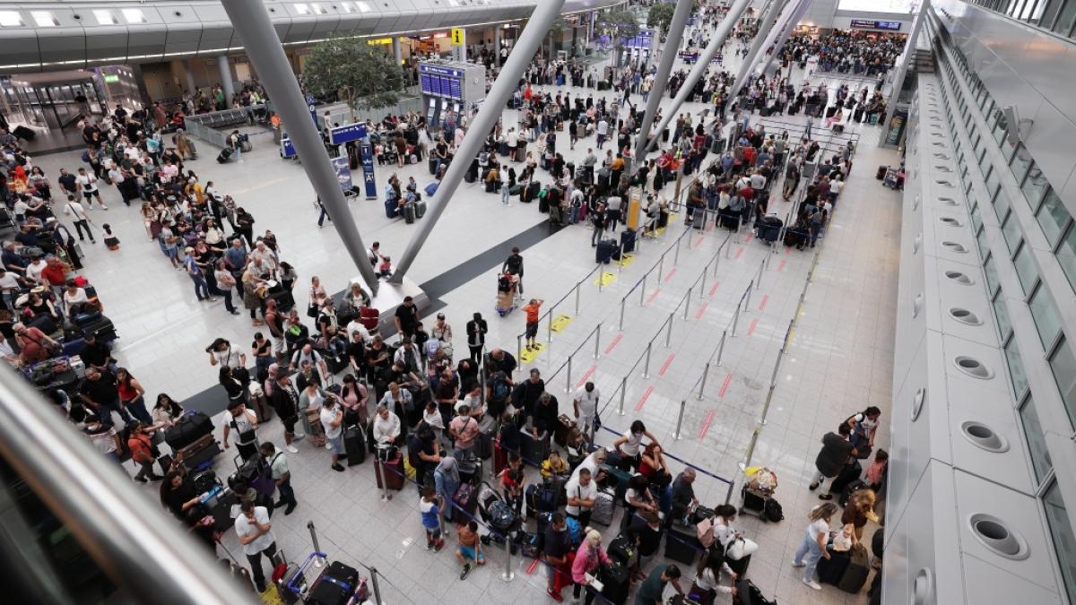 Lange Warteschlangen haben sich zum Ferienbeginn am D&uuml;sseldorfer Flughafen gebildet. (Foto)