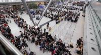 Lange Warteschlangen haben sich zum Ferienbeginn am Düsseldorfer Flughafen gebildet.