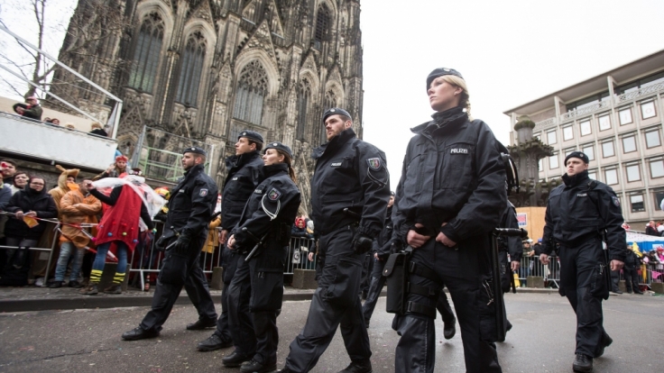 Großaufgebot der Polizei beim Kölner Karneval.