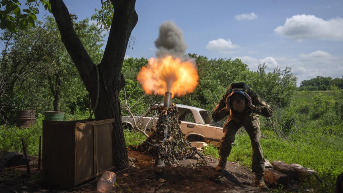 Ein ukrainischer Soldat feuert einen Granatenwerfer auf russische Stellungen an der Frontlinie in der N&auml;he von Bachmut. Setzen die Truppen aus Kiew auch Nato-Waffen auf russischem Gebiet ein? (Foto)