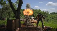 Ein ukrainischer Soldat feuert einen Granatenwerfer auf russische Stellungen an der Frontlinie in der Nähe von Bachmut. Setzen die Truppen aus Kiew auch Nato-Waffen auf russischem Gebiet ein?