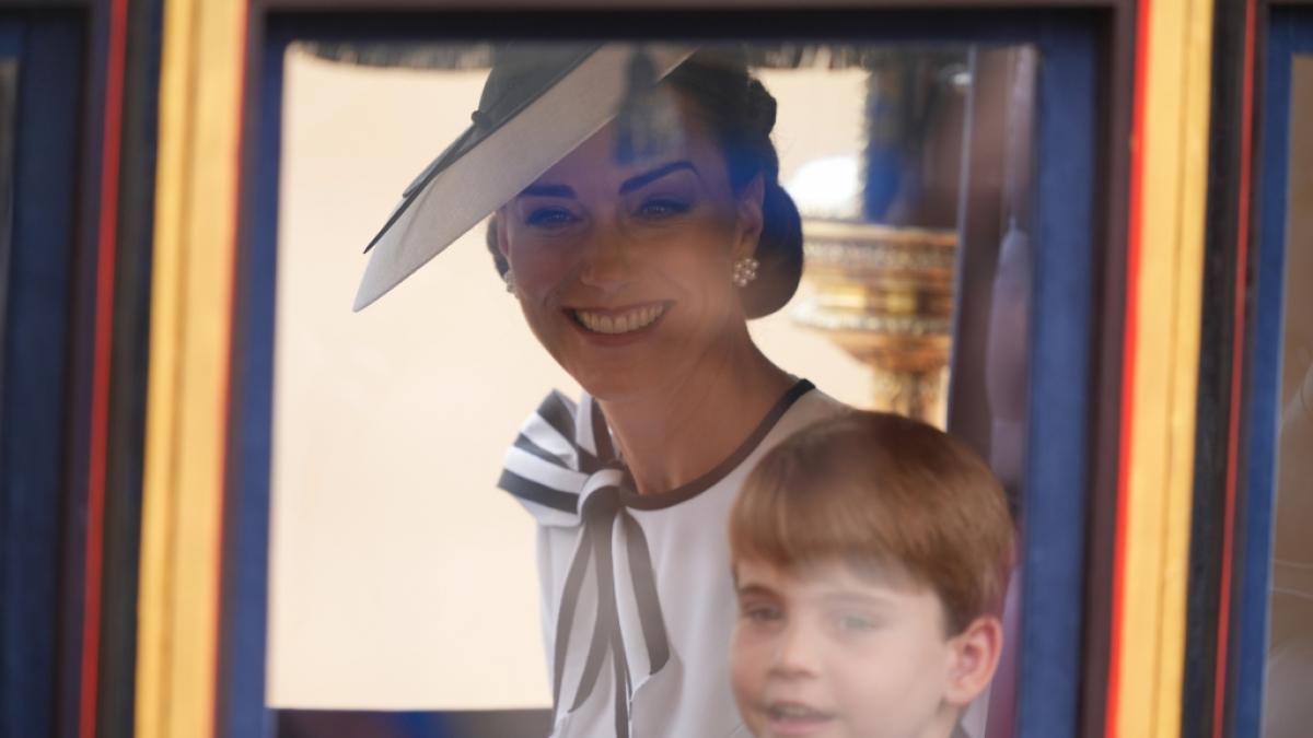 Auf dieses Strahlen hat die ganze Welt gewartet. Mit einem breiten L&auml;cheln auf den Lippen pr&auml;sentierte sich Prinzessin Kate bei der "Trooping the Colour"-Parade in London. (Foto)