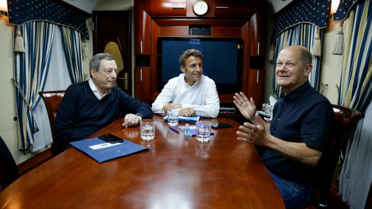 Italiens Ministerpr&auml;sident Mario Draghi, der franz&ouml;sische Pr&auml;sident Emmanuel Macron und Bundeskanzler Olaf Scholz (SPD) sind zu einem Solidarit&auml;tsbesuch in Kiew eingetroffen. (Foto)