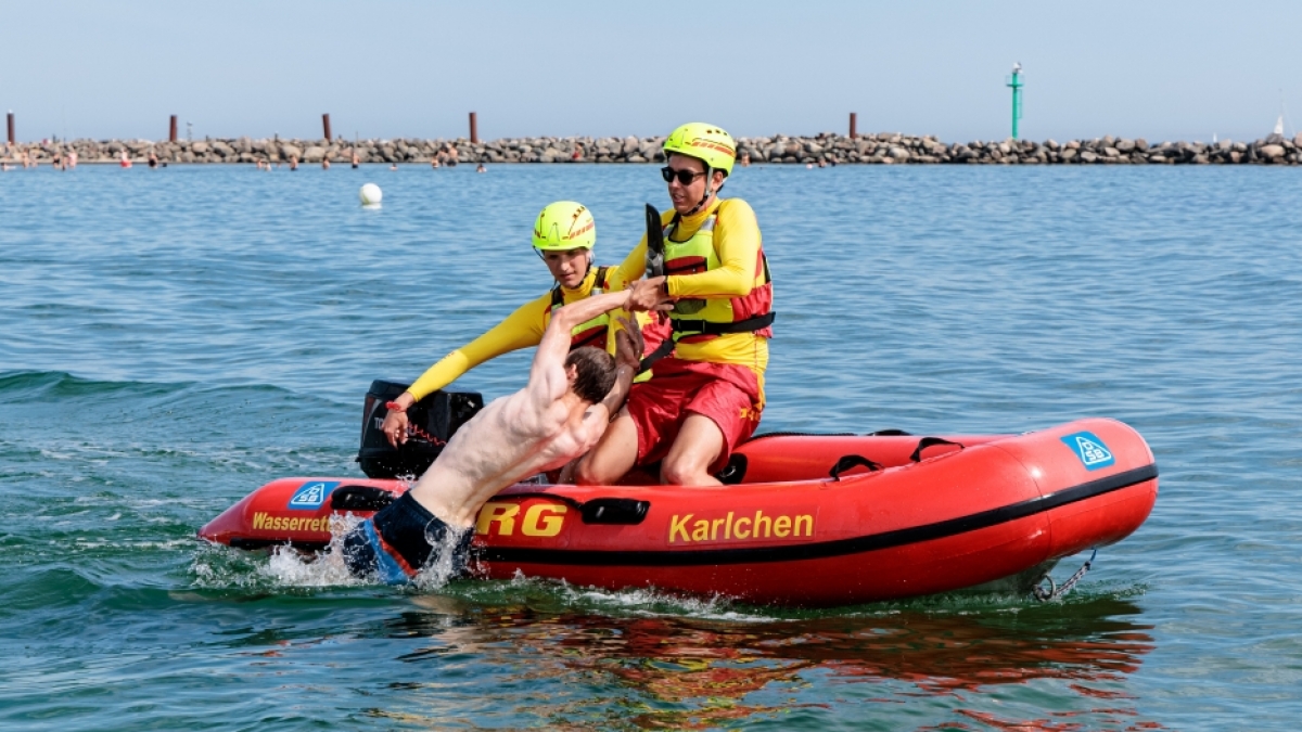 Die DLRG meldet einen Notfall mit einer Person im Wasser (Symbolbild). (Foto)