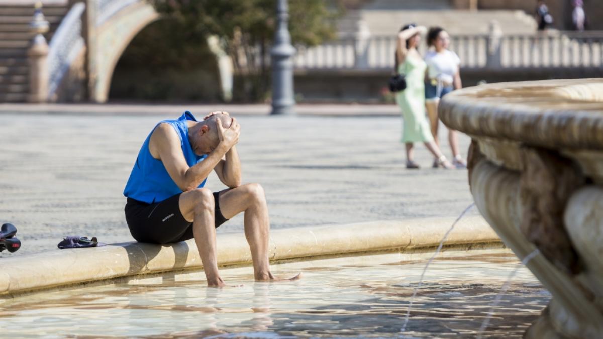 Ein Mann k&uuml;hlt sich im zentralen Brunnen auf der Plaza&nbsp;de Espa&ntilde;a in Sevilla ab. Spanien leidet aktuell unter einer extremen Hitzewelle. (Foto)
