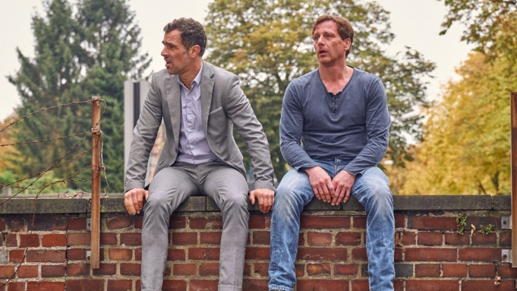 Stefan Vollmer (Hendrik Duryn, r.) und Michael (Gabriel Merz) wollen Ole vor einer Dummheit bewahren.