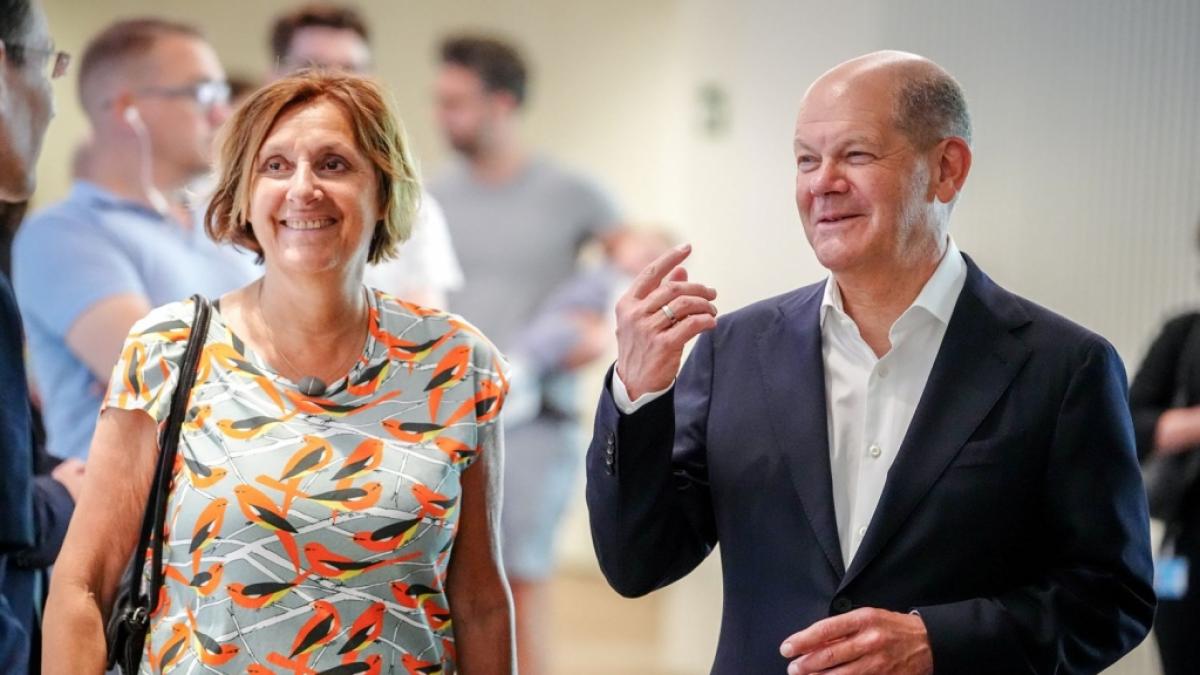 Olaf Scholz wartet mit seiner Frau Britta Ernst in einer Schlange in seinem Wahllokal, um seine Stimme bei der Europawahl 2024 abzugeben. (Foto)