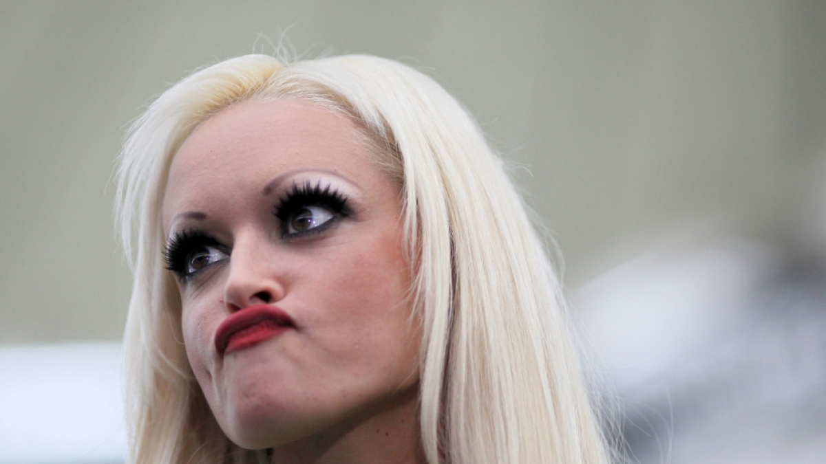 Daniela Katzenberger ist sauer: Ihre Ex-Freundin Rebecca Kratz unterstellt der Katze mangelnde Kritikf&auml;higkeit. (Foto)