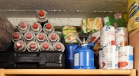 Ein Vorratsregal mit Gasflaschen, Lebensmitteln und Wasserreinigungs-Equipment ist der ganze Stolz von sogenannten Preppern, die den Katastrophenschutz lieber selbst in die Hand nehmen und sich für den Ernstfall rüsten.