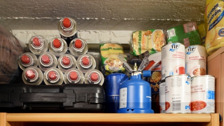 Ein Vorratsregal mit Gasflaschen, Lebensmitteln und Wasserreinigungs-Equipment ist der ganze Stolz von sogenannten Preppern, die den Katastrophenschutz lieber selbst in die Hand nehmen und sich für den Ernstfall rüsten.