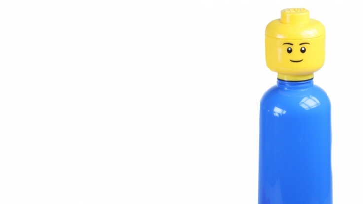 Die LEGO-Trinkflaschen kommen wahlweise in rot oder blau daher.