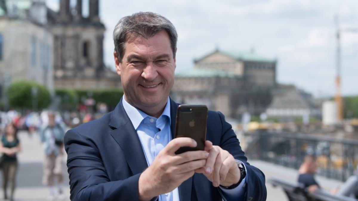 Laut Meinung vieler User:innen sollte Markus S&ouml;der ein offizielles Handy-Verbot auferlegt werden. Grund daf&uuml;r sind seine Social-Media-Aktivit&auml;ten. (Foto)