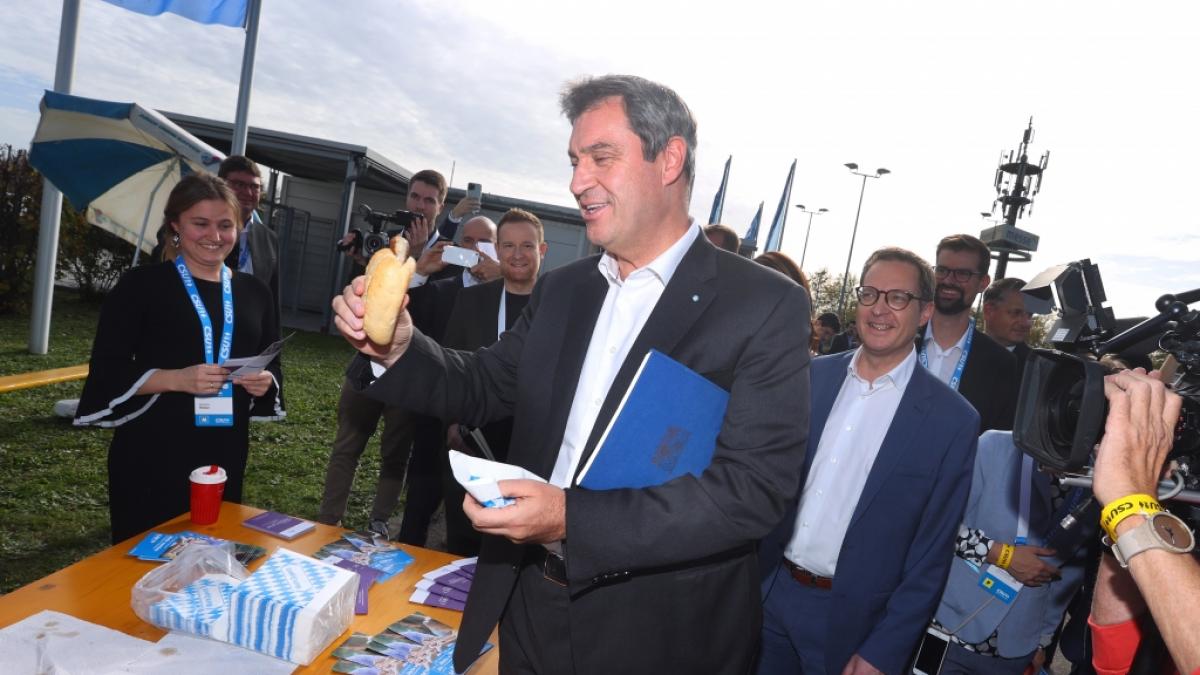 Markus S&ouml;der schw&ouml;rt auf die Bratwurst. (Foto)