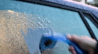 Auch nach sorgfältigem Eiskratzen bleibt häufig noch Kondenswasser auf der Scheibe.