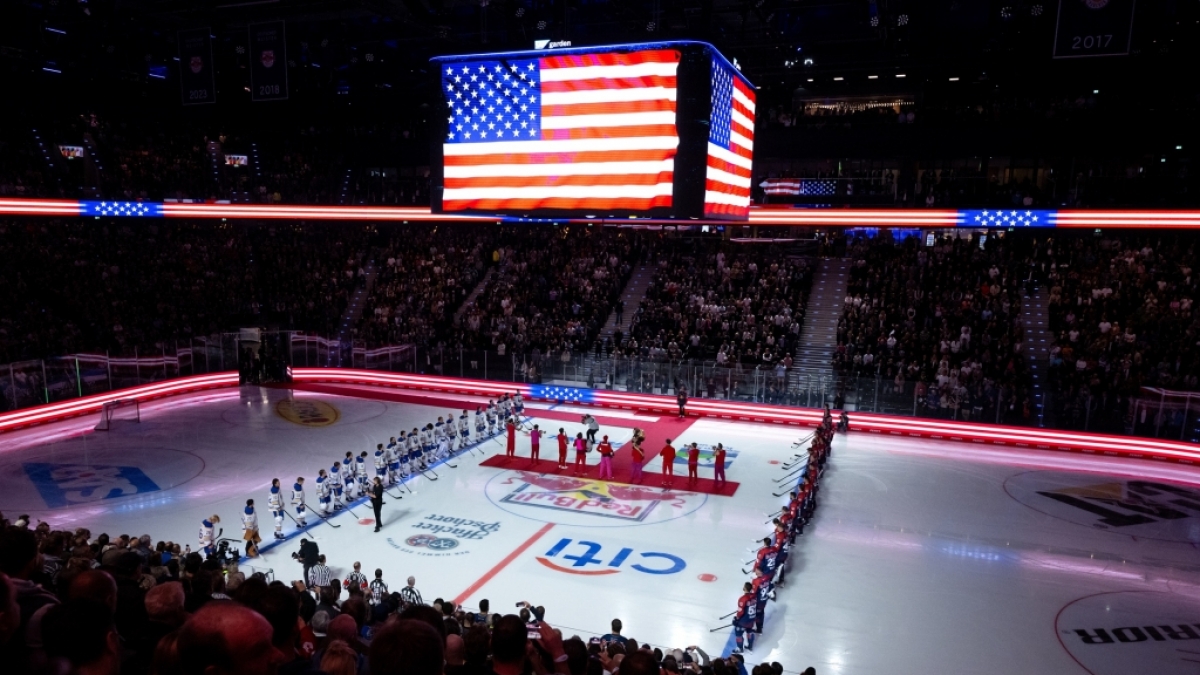 Er&ouml;ffnung der Sportarena SAP Garden mit dem Eishockeyspiel zwischen dem EHC Red Bull M&uuml;nchen und dem NHL-Team Buffalo Sabres. Die Spieler von M&uuml;nchen und von Buffalo stehen vor dem Spiel auf dem Eis. (Foto)