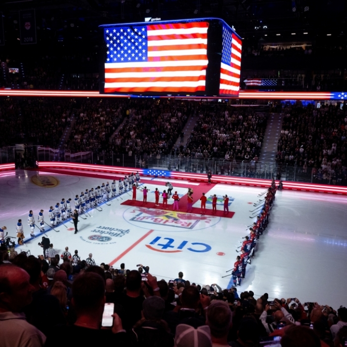 Eröffnung der Sportarena SAP Garden mit dem Eishockeyspiel zwischen dem EHC Red Bull München und dem NHL-Team Buffalo Sabres. Die Spieler von München und von Buffalo stehen vor dem Spiel auf dem Eis.