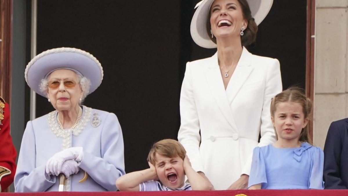 Grimassenk&ouml;nig Prinz Louis stahl seiner Urgro&szlig;mutter Queen Elizabeth II. auf dem Balkon des Buckingham-Palasts beinahe die Show. (Foto)