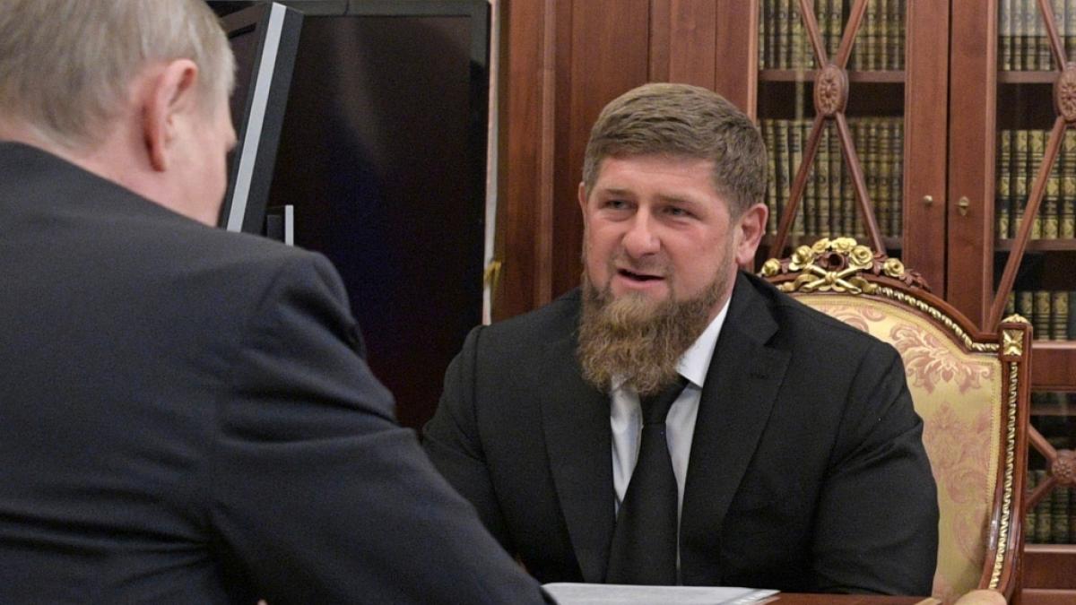 Tschetschenen-Pr&auml;sident Ramsan Kadyrow (rechts) unterst&uuml;tzt Wladimir Putin mit seinen Truppen. (Foto)
