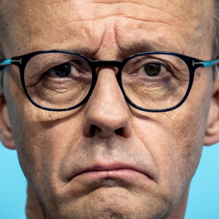 Kanzler Merz dümpelt am Abgrund - SPD-Trio stürmt Top 10