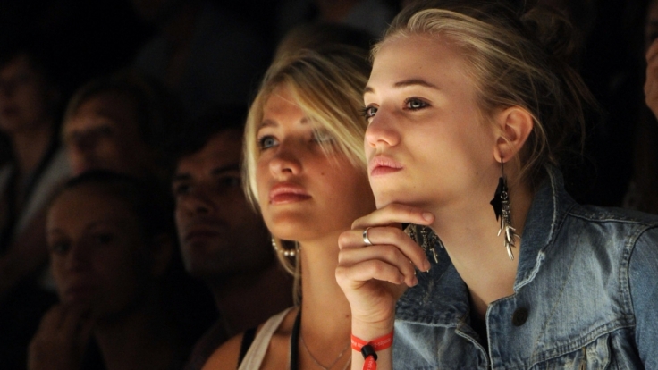 Sarina Nowak zusammen mit Larissa Marolt bei einer Fashion Show.