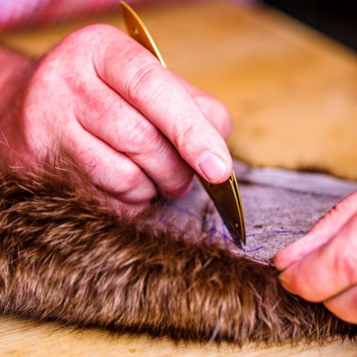 Abartig! Mann (38) häutet Hunde für flauschigen Fell-Mantel