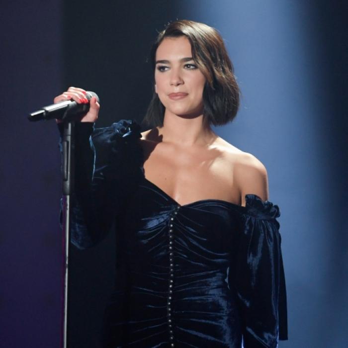 Heißer Fummel! Im Glitzer-Bodysuit bringt sie die Fans in Wallung