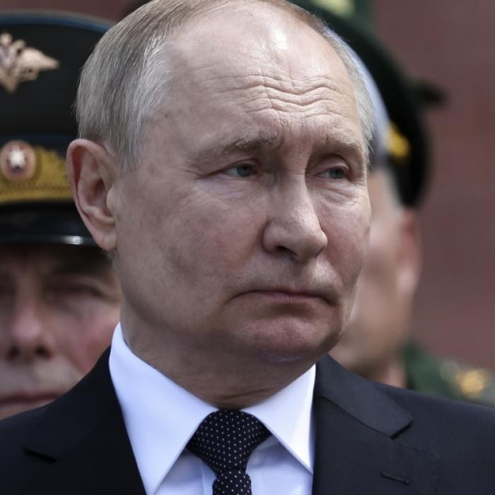 Putin-Soldat eskaliert und feuert mit Maschinengewehr auf Kameraden
