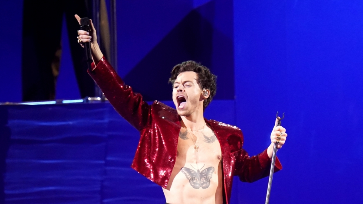 Harry Styles performt auf der B&uuml;hne. (Foto)