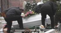 Bestatter senken den Sarg des sechsjährigen Mädchens, das am 12.01.2019 in Torgelow getötet wurde, auf dem Friedhof ins Grab ab.
