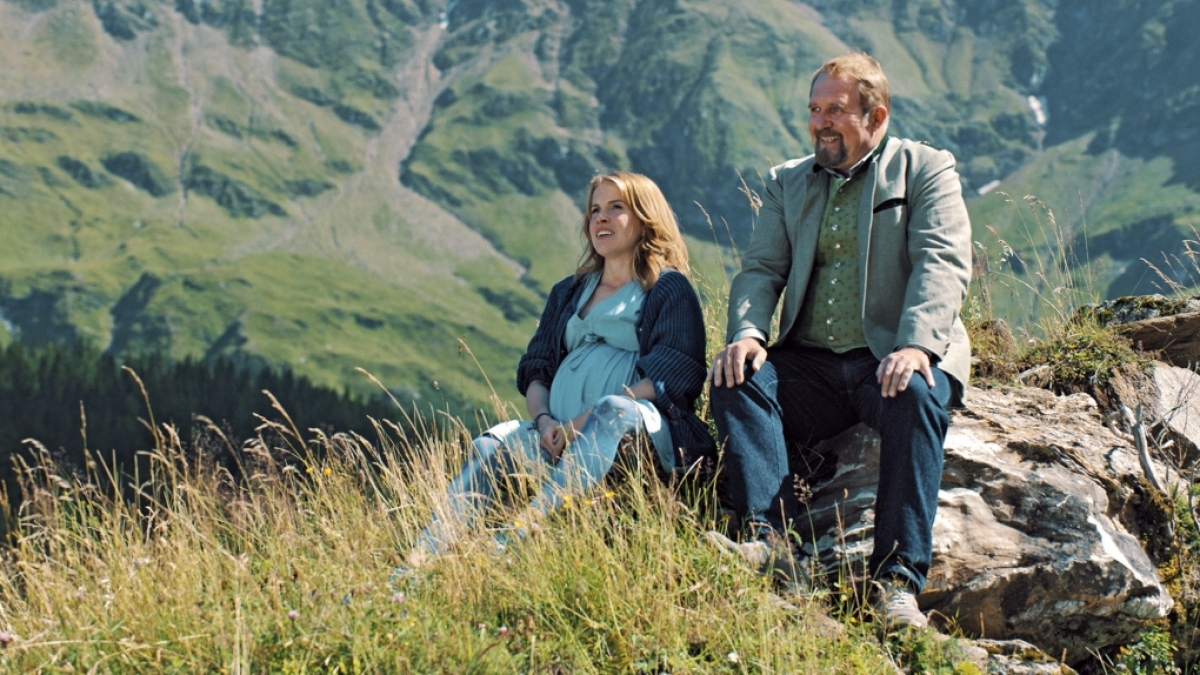 "St. Josef am Berge": Joseph (Harald Krassnitzer) m&ouml;chte seine Schwiegertochter Svea (Paula Kalenberg) &uuml;berreden zu bleiben. (Foto)