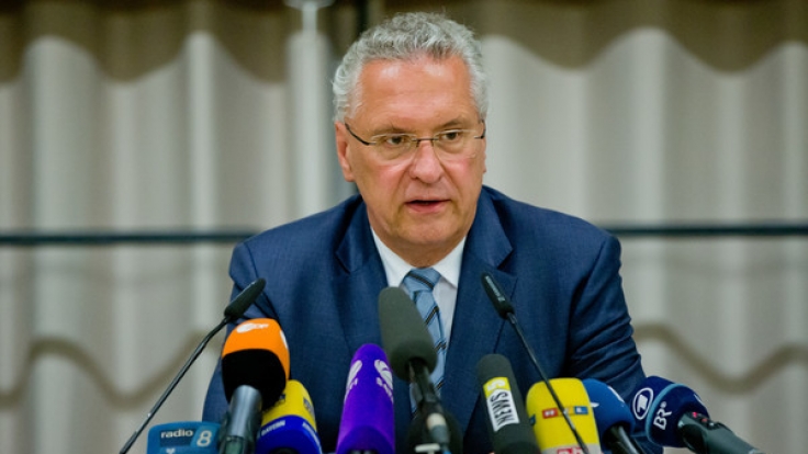 Joachim Herrmann bei der Pressekonferenz in Ansbach. Zusätzlich zu den bisherigen Fakten spendierte der bayerische Innenminister auch gleich noch seine persönliche Einschätzung.