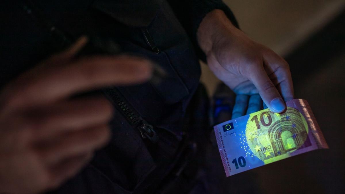 Falschgeld l&auml;sst sich anhand einiger Sicherheitsmerkmale erkennen. (Foto)