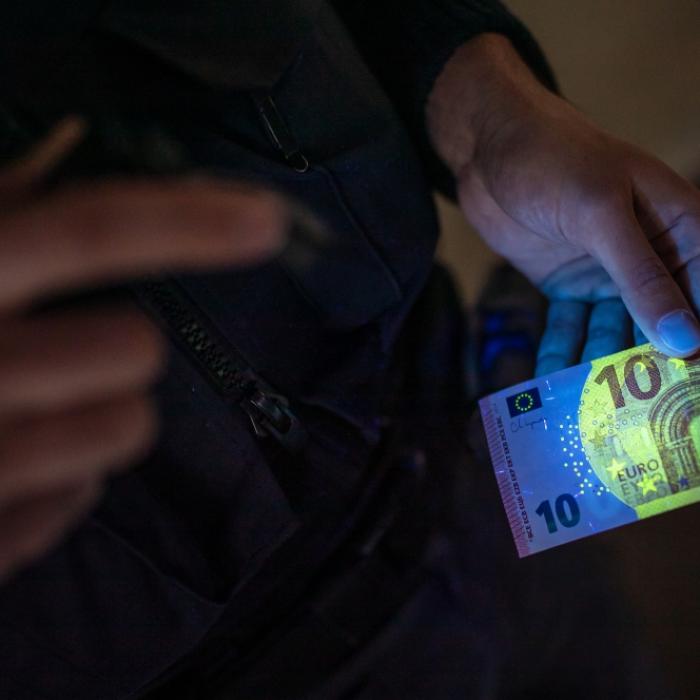 Strafe, Umtausch und Co.! Das müssen Sie bei falschem Geld beachten